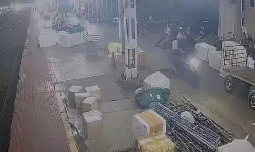 പ്ലാറ്റ്ഫോമിലൂടെ ആഡംബര ബൈക്കോടിച്ച് യുവാവ്; അന്വേഷണം ആരംഭിച്ച് പോലിസ് പ്ലാറ്റ്ഫോമിലൂടെ ആഡംബര ബൈക്കോടിച്ച് യുവാവ്; അന്വേഷണം ആരംഭിച്ച് പോലിസ്