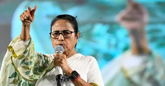 ബംഗാൾ നിയമസഭയിൽ സംഘർഷാവസ്ഥ : മൂന്ന് ബിജെപി എംഎൽഎ മാർക്ക് സസ്പെൻഷൻ ബംഗാൾ നിയമസഭയിൽ സംഘർഷാവസ്ഥ : മൂന്ന് ബിജെപി എംഎൽഎ മാർക്ക് സസ്പെൻഷൻ