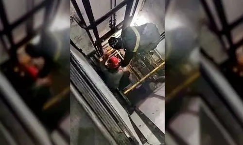 19കാരന്റെ മുകളിലേക്ക് ലിഫ്റ്റ് തകര്ന്നുവീണ് മരണം; കേക്ക് ഫാക്ടറിയിലെ ജോലിക്കിടെയാണ് സംഭവം 19കാരന്റെ മുകളിലേക്ക് ലിഫ്റ്റ് തകര്ന്നുവീണ് മരണം; കേക്ക് ഫാക്ടറിയിലെ ജോലിക്കിടെയാണ് സംഭവം