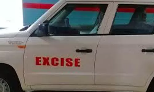 കൈക്കൂലി; മദ്യവും പണവും വാങ്ങിയ എക്സൈസ് സര്‍ക്കിള്‍ ഇന്‍സ്പെക്ടര്‍ പിടിയില്‍