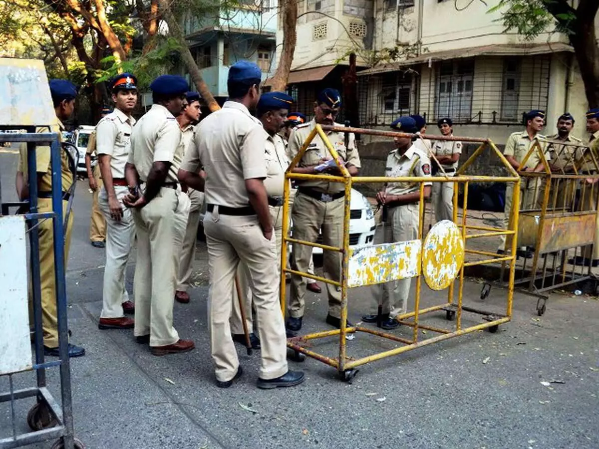 മുംബൈയില് വന് ബോംബ് ഭീഷണി; ജാഗ്രത മുംബൈയില് വന് ബോംബ് ഭീഷണി; ജാഗ്രത