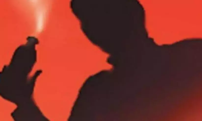 മകൾക്കും സഹോദരൻ്റെ മകൾക്കും നേരേ ആസിഡ് ആക്രമണം