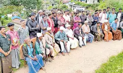 രോഗികളെ ചുമന്നു കൊണ്ടുപോകുന്നത് തുടരുന്നു; തദ്ദേശ തിരഞ്ഞെടുപ്പ് ബഹിഷ്‌കരണത്തിന് വട്ടവട നിവാസികള്‍