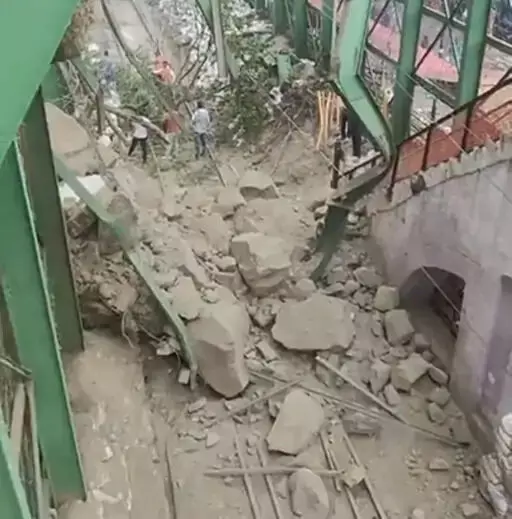 ഉത്തരാഖണ്ഡില് വീണ്ടും മണ്ണിടിച്ചില്; ട്രെയിന് ഗതാഗതം തടസ്സപ്പെട്ടു; യാത്രക്കാര് ദുരിതത്തില് ഉത്തരാഖണ്ഡില് വീണ്ടും മണ്ണിടിച്ചില്; ട്രെയിന് ഗതാഗതം തടസ്സപ്പെട്ടു; യാത്രക്കാര് ദുരിതത്തില്