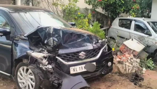 കാര്‍ നിയന്ത്രണം വിട്ട് മതിലിലിടിച്ചു; യാത്രികര്‍ക്ക് നേരിയ പരിക്ക്