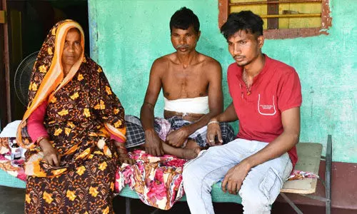 മുസ്ലിം വഴിവാണിഭക്കാരനെ കുത്തി ഹിന്ദുത്വ സംഘം, ജയ് ശ്രീറാം വിളിക്കാത്തതിനും കുത്തി മുസ്ലിം വഴിവാണിഭക്കാരനെ കുത്തി ഹിന്ദുത്വ സംഘം, ജയ് ശ്രീറാം വിളിക്കാത്തതിനും കുത്തി