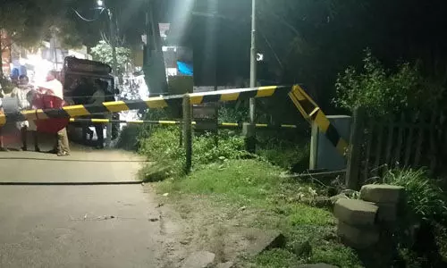 വാഹനമിടിച്ച് റെയില്‍വേ ഗേറ്റ് തകര്‍ന്നു