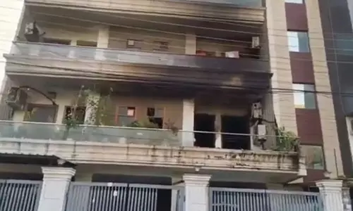 എസി പൊട്ടിത്തെറിച്ച് ഭാര്യയും ഭര്‍ത്താവും മകളും മരിച്ചു; മകന്‍ ജനല്‍ വഴി ചാടിരക്ഷപ്പെട്ടു