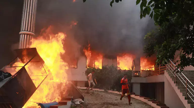 വീടിന് തീയിട്ട് പ്രക്ഷോഭകര്‍; നേപ്പാള്‍ മുന്‍ പ്രധാനമന്ത്രിയുടെ ഭാര്യ പൊള്ളലേറ്റ് മരിച്ചു