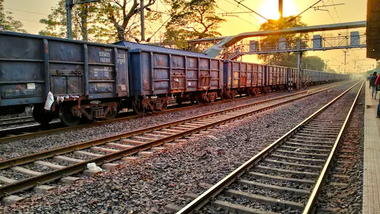 നിര്‍ത്തിയിട്ടിരുന്ന ഇന്ധന വാഗണ്‍ മറികടക്കാന്‍ മുകളില്‍ കയറി; വൈദ്യുതി ലൈനില്‍ നിന്നു ഷോക്കേറ്റു വീണ് വിദ്യാര്‍ഥിക്ക് ഗുരുതര പരിക്ക്