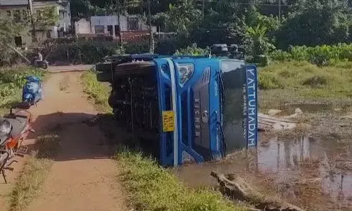 മാര്‍ബിളുമായെത്തിയ ലോറി വയലിലേക്ക് മറിഞ്ഞു; അതിഥി തൊഴിലാളി മരിച്ചു