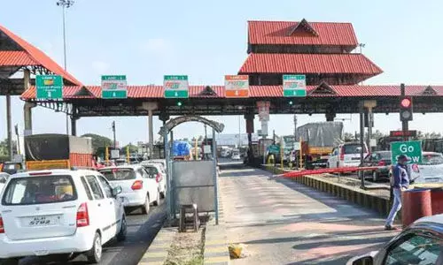 റോഡ് നന്നാക്കാതെ ടോള് പിരിക്കാനാകില്ല; പാലിയേക്കര ടോൾ പിരിവിൽ നിലപാട് കടുപ്പിച്ച് ഹൈക്കോടതി റോഡ് നന്നാക്കാതെ ടോള് പിരിക്കാനാകില്ല; പാലിയേക്കര ടോൾ പിരിവിൽ നിലപാട് കടുപ്പിച്ച് ഹൈക്കോടതി