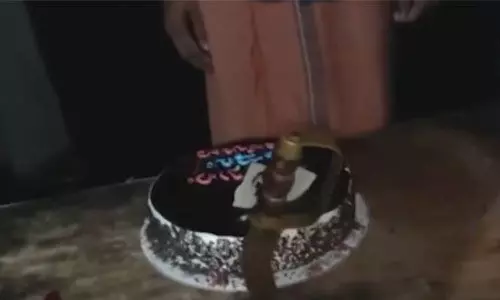 കണ്ണവത്ത് വീണ്ടും കലാപ നീക്കവുമായി ആര്‍എസ്എസ്; എസ് കത്തി കൊണ്ട് കേക്ക് മുറിച്ച് ആഘോഷം