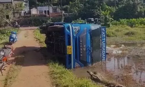 മാര്‍ബിളുമായെത്തിയ ലോറി വയലിലേക്ക് മറിഞ്ഞു; അതിഥി തൊഴിലാളി മരിച്ചു