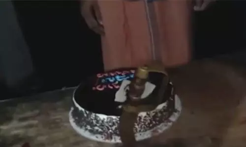 കണ്ണവത്ത് വീണ്ടും കലാപ നീക്കവുമായി ആര്‍എസ്എസ്; എസ് കത്തി കൊണ്ട് കേക്ക് മുറിച്ച് ആഘോഷം