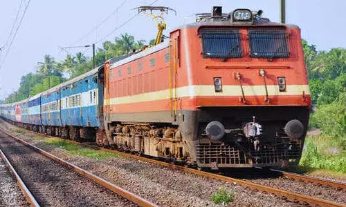 ടിടിഇ ടിക്കറ്റ് ആവശ്യപ്പെട്ടതോടെ യുവാവ് ട്രെയിനില്‍ നിന്നുചാടി