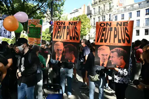 ഫ്രാന്സില് സര്ക്കാരിനെതിരേ പ്രതിഷേധം; 200 പേര് അറസ്റ്റില്(ചിത്രങ്ങള്) ഫ്രാന്സില് സര്ക്കാരിനെതിരേ പ്രതിഷേധം; 200 പേര് അറസ്റ്റില്(ചിത്രങ്ങള്)