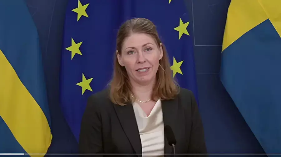 വാര്‍ത്താ സമ്മേളനത്തിനിടെ മന്ത്രി കുഴഞ്ഞുവീണു; സംഭവം ആരോഗ്യമന്ത്രിയായി ചുമതലയേറ്റതിന് പിന്നാലെ