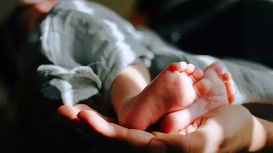 പോസറ്റ്പാര്ട്ടം സൈക്കോസിസ്; 15 ദിവസം പ്രായമുള്ള കുഞ്ഞിനെ ഫ്രിഡിജില് വച്ച് പൂട്ടി യുവതി പോസറ്റ്പാര്ട്ടം സൈക്കോസിസ്; 15 ദിവസം പ്രായമുള്ള കുഞ്ഞിനെ ഫ്രിഡിജില് വച്ച് പൂട്ടി യുവതി