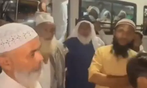 ഉംറ കഴിഞ്ഞെത്തിയവരെ ക്ഷേത്രത്തില് പ്രാര്ഥിക്കാന് നിര്ബന്ധിച്ച് ഹിന്ദുത്വര് (വീഡിയോ) ഉംറ കഴിഞ്ഞെത്തിയവരെ ക്ഷേത്രത്തില് പ്രാര്ഥിക്കാന് നിര്ബന്ധിച്ച് ഹിന്ദുത്വര് (വീഡിയോ)