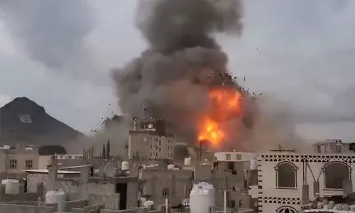 സന്ആയില് ഇസ്രായേലി വ്യോമാക്രമണം (വീഡിയോ) സന്ആയില് ഇസ്രായേലി വ്യോമാക്രമണം (വീഡിയോ)