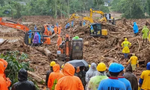 മുണ്ടക്കൈ ചൂരല്‍മല ദുരന്തബാധിതരുടെ വായ്പ എഴുതിത്തള്ളല്‍: തീരുമാനം വൈകുന്നു; കേന്ദ്രം ഹൈക്കോടതിയില്‍ മൂന്ന് ആഴ്ച കൂടി സമയം ആവശ്യപ്പെട്ടു