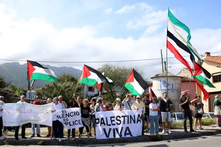 ഇസ്രായേലിനെ കായികമേഖലയില്‍ നിന്ന് വിലക്കണം: സ്പാനിഷ് മന്ത്രി, സൈക്ലിങ് ട്രാന്റ് ടൂറിലെ ഇസ്രായേല്‍ ടീമിനെതിരേ വന്‍ പ്രതിഷേധം