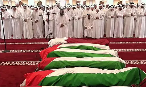 രക്തസാക്ഷികളുടെ ജനാസ നമസ്‌കാരത്തില്‍ പങ്കെടുത്ത് ഖത്തര്‍ അമീര്‍(VIDEO)