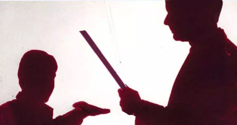 സ്‌കൂളില്‍ വിദ്യാര്‍ഥിയെ മര്‍ദിച്ച അധ്യാപകന് സസ്‌പെന്‍ഷന്‍