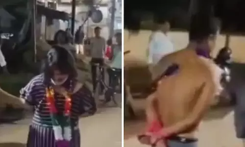 ഭാര്യയേയും കാമുകനെയും മര്ദ്ദിച്ച് തെരുവിലൂടെ നടത്തി ഭര്ത്താവ് ഭാര്യയേയും കാമുകനെയും മര്ദ്ദിച്ച് തെരുവിലൂടെ നടത്തി ഭര്ത്താവ്