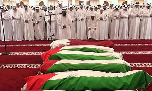 രക്തസാക്ഷികളുടെ ജനാസ നമസ്കാരത്തില് പങ്കെടുത്ത് ഖത്തര് അമീര്(VIDEO) രക്തസാക്ഷികളുടെ ജനാസ നമസ്കാരത്തില് പങ്കെടുത്ത് ഖത്തര് അമീര്(VIDEO)