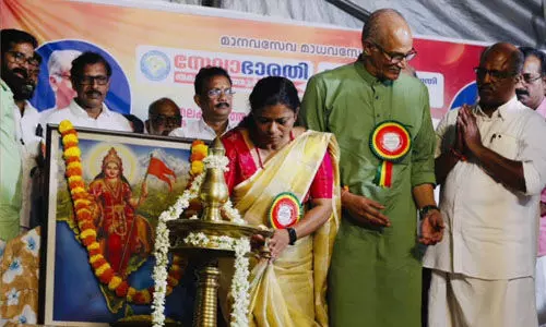 കാവിത്തുണി പിടിച്ച സ്ത്രീയുടെ ചിത്രത്തിന് മുന്നില് വിളക്കുകൊളുത്തി; പഞ്ചായത്ത് പ്രസിഡന്റിനെതിരേ നടപടിയെടുത്ത് സിപിഎം കാവിത്തുണി പിടിച്ച സ്ത്രീയുടെ ചിത്രത്തിന് മുന്നില് വിളക്കുകൊളുത്തി; പഞ്ചായത്ത് പ്രസിഡന്റിനെതിരേ നടപടിയെടുത്ത് സിപിഎം