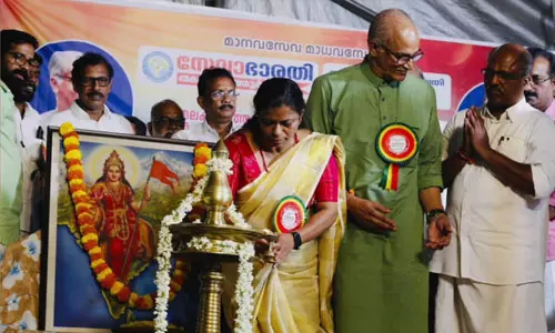 കാവിത്തുണി പിടിച്ച സ്ത്രീയുടെ ചിത്രത്തിന് മുന്നില്‍ വിളക്കുകൊളുത്തി; പഞ്ചായത്ത് പ്രസിഡന്റിനെതിരേ നടപടിയെടുത്ത് സിപിഎം