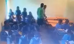 ക്ലാസ് മുറിയില് അധ്യാപകര് തമ്മില് അടി; ഓടിരക്ഷപ്പെട്ട് വിദ്യാര്ഥികള് (വീഡിയോ) ക്ലാസ് മുറിയില് അധ്യാപകര് തമ്മില് അടി; ഓടിരക്ഷപ്പെട്ട് വിദ്യാര്ഥികള് (വീഡിയോ)