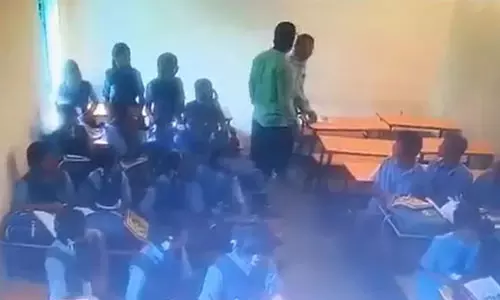 ക്ലാസ് മുറിയില് അധ്യാപകര് തമ്മില് അടി; ഓടിരക്ഷപ്പെട്ട് വിദ്യാര്ഥികള് (വീഡിയോ) ക്ലാസ് മുറിയില് അധ്യാപകര് തമ്മില് അടി; ഓടിരക്ഷപ്പെട്ട് വിദ്യാര്ഥികള് (വീഡിയോ)