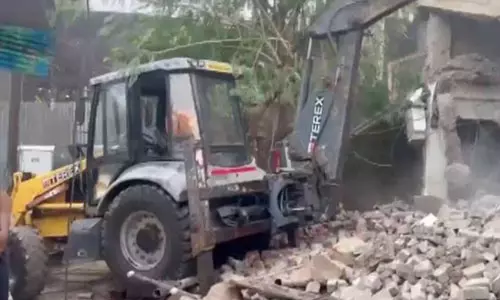 ക്രിമിനല്‍ കേസില്‍ ആരോപണവിധേയരായ രണ്ട് മുസ്‌ലിം യുവാക്കളുടെ വീട് പൊളിച്ചു