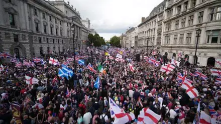 ലണ്ടനില് കൂറ്റന് കുടിയേറ്റ വിരുദ്ധ റാലി; പോലിസുമായി ഏറ്റുമുട്ടി പ്രതിഷേധക്കാര് ലണ്ടനില് കൂറ്റന് കുടിയേറ്റ വിരുദ്ധ റാലി; പോലിസുമായി ഏറ്റുമുട്ടി പ്രതിഷേധക്കാര്