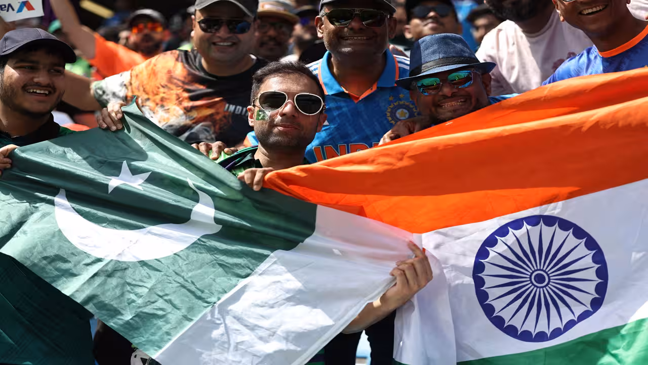 ഏഷ്യാ കപ്പില് ഇന്ന് ആവേശപ്പോര്; ഇന്ത്യയും പാകിസ്താനും നേര്ക്കുനേര് ഏഷ്യാ കപ്പില് ഇന്ന് ആവേശപ്പോര്; ഇന്ത്യയും പാകിസ്താനും നേര്ക്കുനേര്