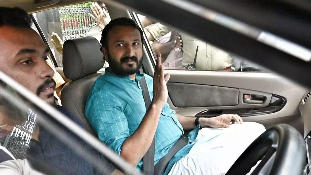 മാധ്യമങ്ങളുടെ ചോദ്യങ്ങള് അവഗണിച്ച് രാഹുല്; താന് മരണംവരെ കോണ്ഗ്രസുകാരനെന്ന് വിശദീകരണം മാധ്യമങ്ങളുടെ ചോദ്യങ്ങള് അവഗണിച്ച് രാഹുല്; താന് മരണംവരെ കോണ്ഗ്രസുകാരനെന്ന് വിശദീകരണം