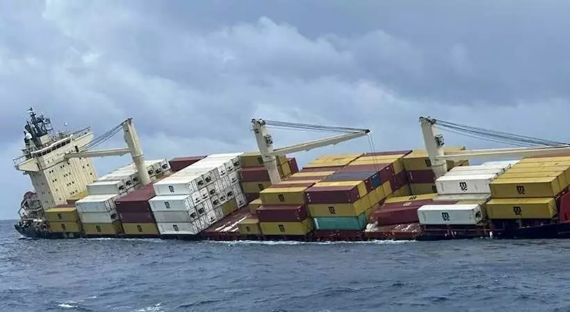 കേരള തീരത്ത് മുങ്ങിയ എംഎസ്‌സി എല്‍സ 3; തീരത്തേക്ക് അടുപ്പിക്കാന്‍ സമയമെടുക്കുമെന്ന് കമ്പനി