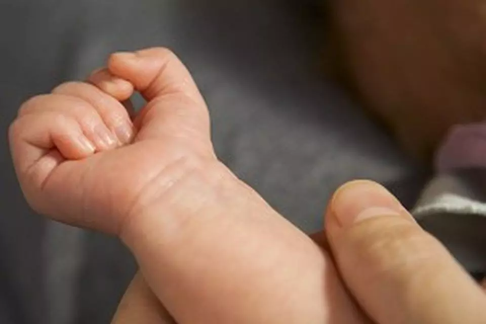 നവജാത ശിശുവിനെ ജീവനോടെ കുഴിച്ചിട്ട നിലയില് കണ്ടെത്തി നവജാത ശിശുവിനെ ജീവനോടെ കുഴിച്ചിട്ട നിലയില് കണ്ടെത്തി