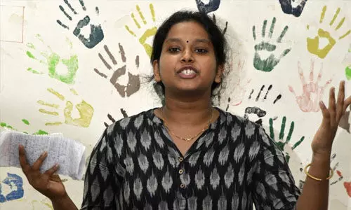 ടിവി ചര്ച്ചക്കിടെ ആര്ജെഡി നേതാവ് മനുസ്മൃതി വലിച്ചു കീറി; കേസ് റദ്ദാക്കാന് വിസമ്മതിച്ച് കോടതി ടിവി ചര്ച്ചക്കിടെ ആര്ജെഡി നേതാവ് മനുസ്മൃതി വലിച്ചു കീറി; കേസ് റദ്ദാക്കാന് വിസമ്മതിച്ച് കോടതി