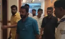 രാഹുല്‍ സഭയില്‍ നിന്ന് പുറത്തേക്ക്; മടക്കം ഒരു കുറിപ്പുകിട്ടിയതിനു പിന്നാലെയെന്ന് സൂചന