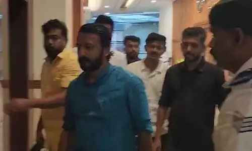 രാഹുല്‍ സഭയില്‍ നിന്ന് പുറത്തേക്ക്; മടക്കം ഒരു കുറിപ്പുകിട്ടിയതിനു പിന്നാലെയെന്ന് സൂചന