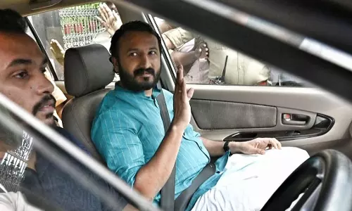 മാധ്യമങ്ങളുടെ ചോദ്യങ്ങള് അവഗണിച്ച് രാഹുല്; താന് മരണംവരെ കോണ്ഗ്രസുകാരനെന്ന് വിശദീകരണം മാധ്യമങ്ങളുടെ ചോദ്യങ്ങള് അവഗണിച്ച് രാഹുല്; താന് മരണംവരെ കോണ്ഗ്രസുകാരനെന്ന് വിശദീകരണം