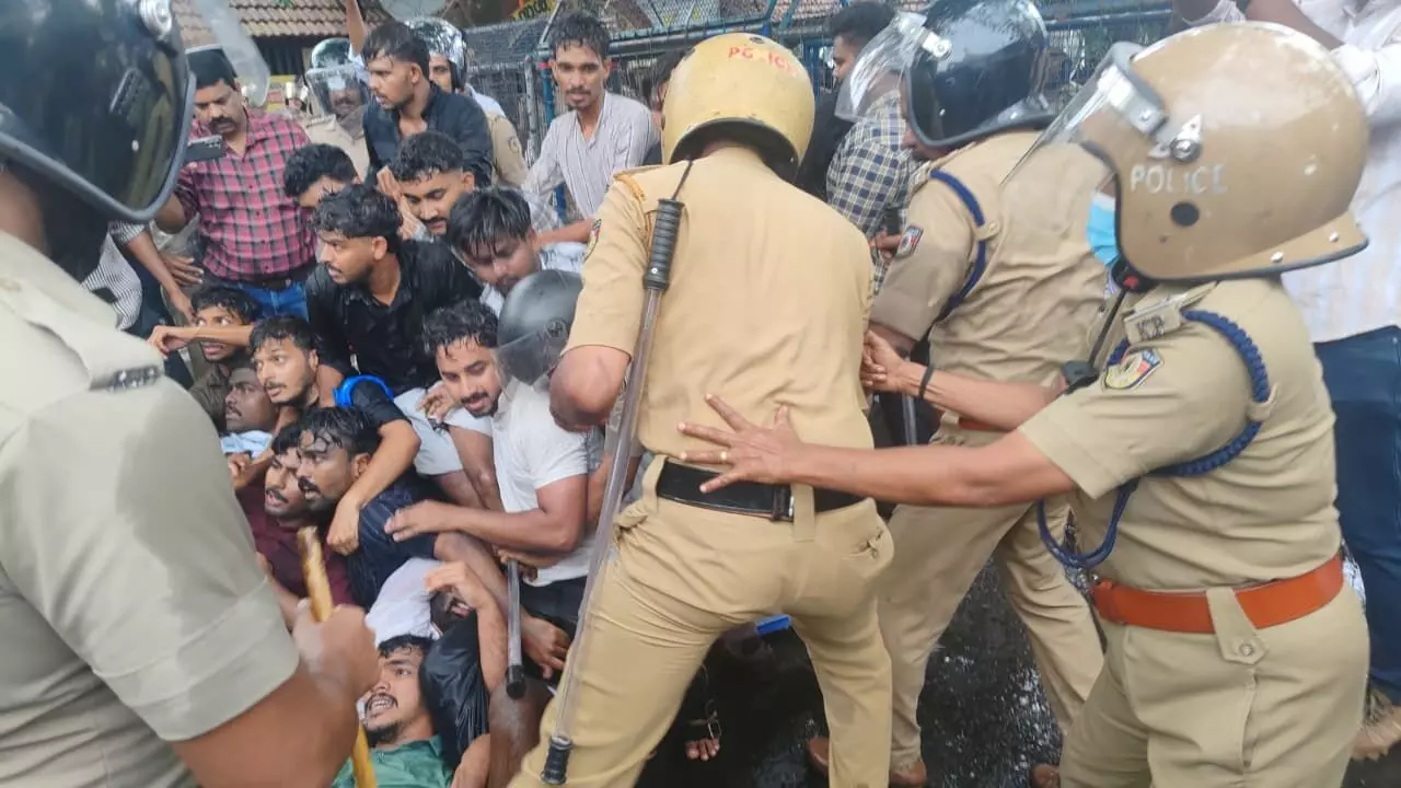 പോലിസ് അതിക്രമം; കെഎസ് യു ഡിഐജി ഓഫീസ് മാര്ച്ചില് വന് സംഘര്ഷം; നേതാക്കള് അറസ്റ്റില് പോലിസ് അതിക്രമം; കെഎസ് യു ഡിഐജി ഓഫീസ് മാര്ച്ചില് വന് സംഘര്ഷം; നേതാക്കള് അറസ്റ്റില്