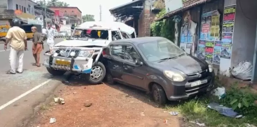 കണ്ണൂരില് രോഗിയുമായി പോയ ആംബുലന്സ് അപകടത്തില്പ്പെട്ടു; നാലുപേര്ക്ക് പരിക്ക് കണ്ണൂരില് രോഗിയുമായി പോയ ആംബുലന്സ് അപകടത്തില്പ്പെട്ടു; നാലുപേര്ക്ക് പരിക്ക്