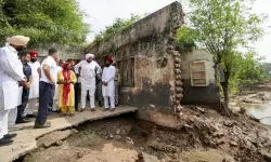 പ്രളയ ബാധിത പ്രദേശം സന്ദര്ശിക്കുന്നതില് നിന്ന് രാഹുല്ഗാന്ധിയെ തടഞ്ഞ് പോലിസ് പ്രളയ ബാധിത പ്രദേശം സന്ദര്ശിക്കുന്നതില് നിന്ന് രാഹുല്ഗാന്ധിയെ തടഞ്ഞ് പോലിസ്