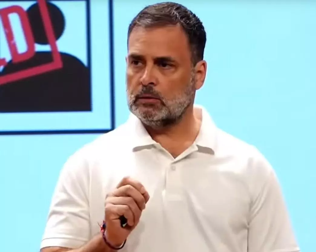 തെളിവുകള്‍ നിരത്തി; വോട്ട് നഷ്ടപ്പെട്ടവരെ ചേര്‍ത്തുനിര്‍ത്തി രാഹുല്‍