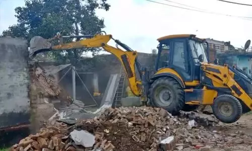 മീന്പിടിക്കുന്നതുമായി ബന്ധപ്പെട്ട തര്ക്കം വര്ഗീയ സംഘര്ഷമായി; മുസ്ലിംകളുടെ വീട് തകര്ത്ത് പോലിസ് മീന്പിടിക്കുന്നതുമായി ബന്ധപ്പെട്ട തര്ക്കം വര്ഗീയ സംഘര്ഷമായി; മുസ്ലിംകളുടെ വീട് തകര്ത്ത് പോലിസ്